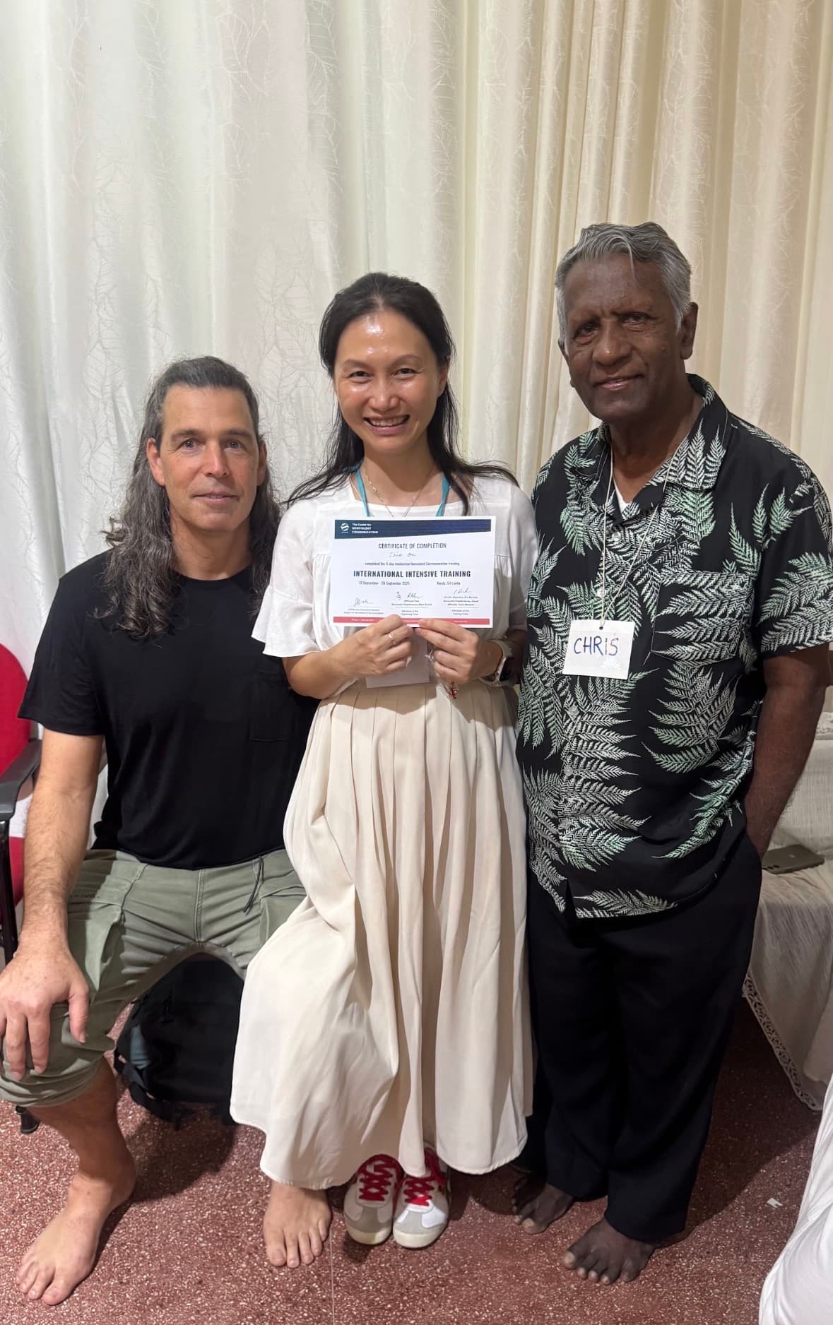 安佩君於 2025 年斯里蘭卡康提 CNVC 國際深化訓練結業,與培訓師 Yoram Mosenzon 及 Fr. Christlin P. Rajendram 合照